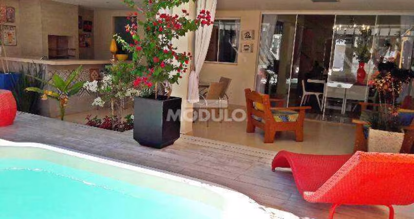 Casa em condomínio mobiliada para locação no Bairro Jardim Karaíba