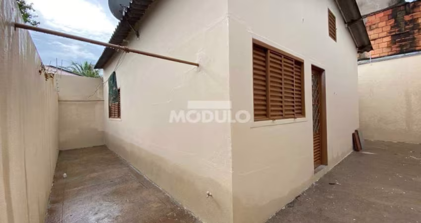 Casa residencial para locação no bairro Brasil com 2 quartos