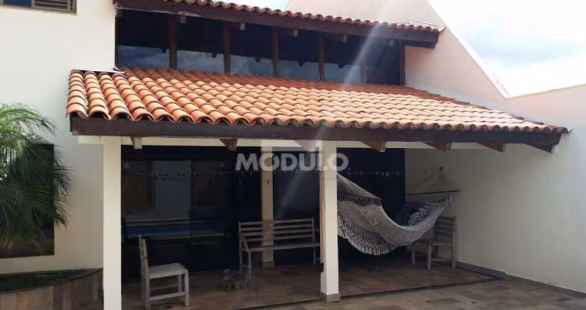 CASA RESIDENCIAL à venda, 3 quartos, 3 suítes, 3 vagas, Santa Mônica - Uberlândia/MG