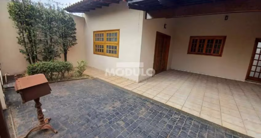 Casa residencial para locação Bairro Custodio Pereira com 3 quartos