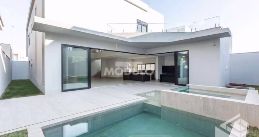 Exelente Sobrado com Fino Acabamento em Condominio Versailhes