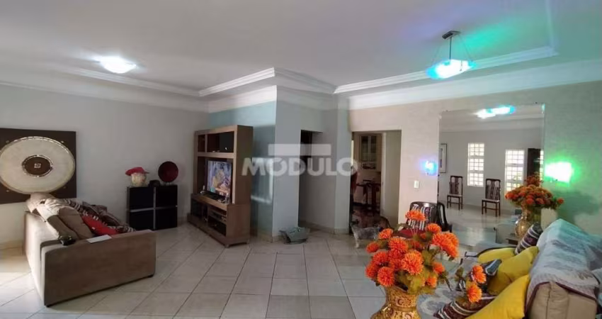 CASA RESIDENCIAL à venda, 4 quartos, 2 suítes, 3 vagas, LIDICE - Uberlândia/MG