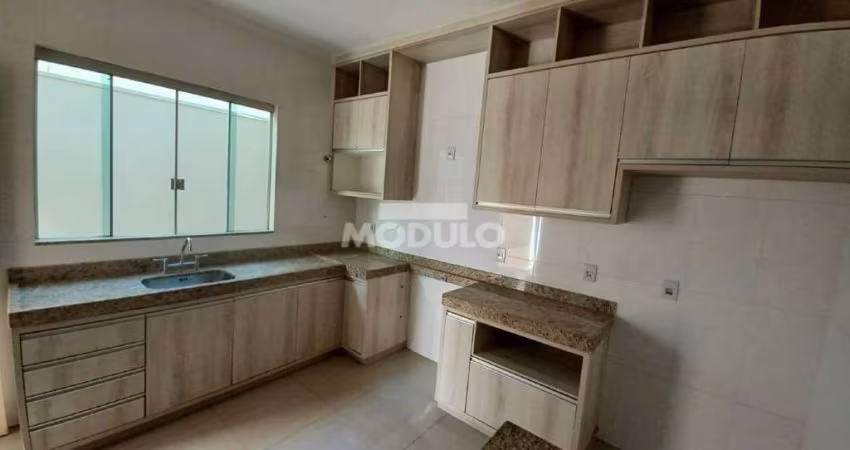 Casa residencial para locação no Bairro Segismundo Pereira com 3 suítes