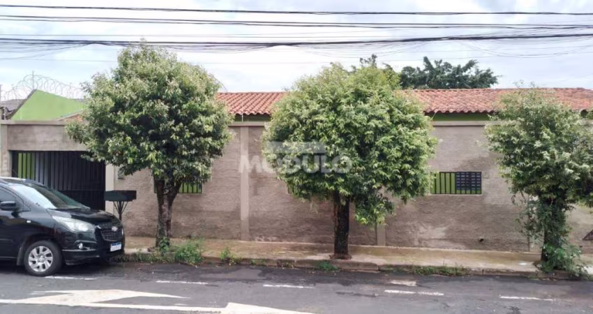 CASA COMERCIAL / RESIDENCIAL à venda, 3 quartos, 1 suíte, 2 vagas, Santa Mônica - Uberlândia/MG