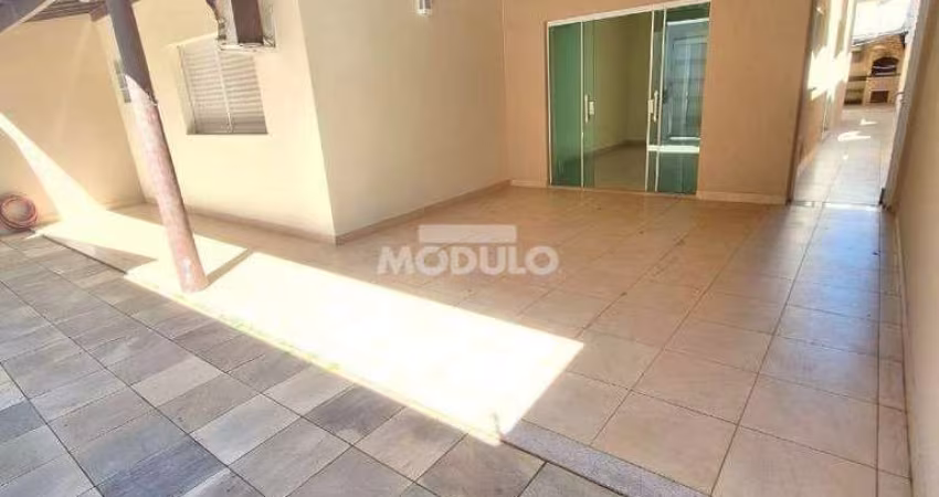 Casa residencial para locação Bairro Brasil com 5 quartos