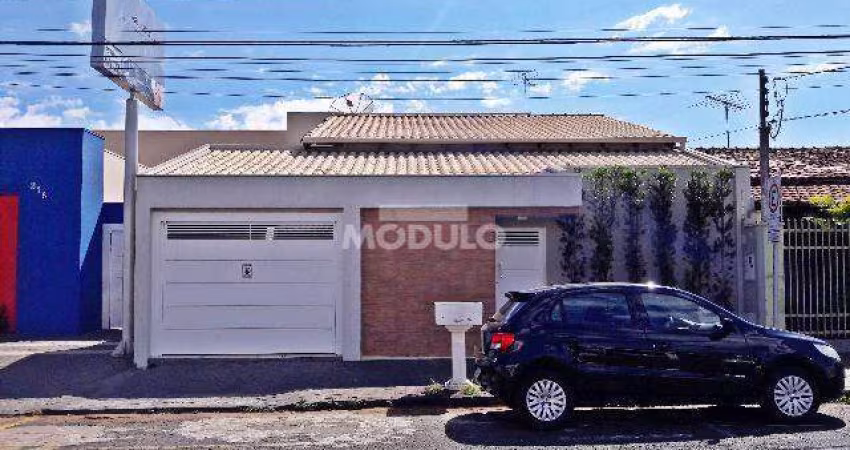 Casa comercial para locação no Bairro Osvaldo Rezende
