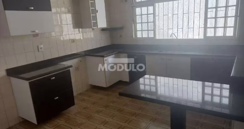 Casa com 4 quartos para alugar na Rua Delmira Cândida Rodrigues da Cunha, --, Santa Mônica, Uberlândia