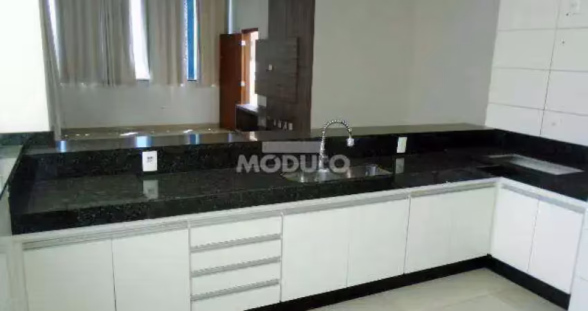 Apartamento com 3 quartos para alugar na Rua Manoel dos Santos, --, Saraiva, Uberlândia