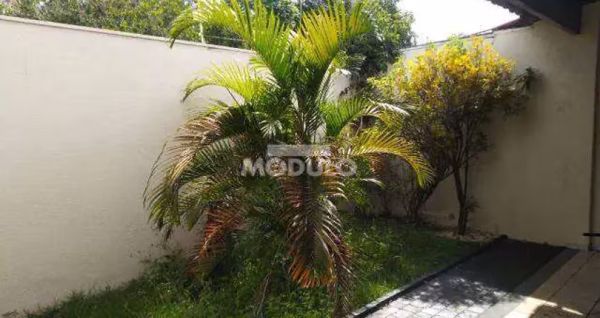 Casa residencial para locação no bairro santa mônica com 3 quartos