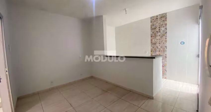 Casa com 2 quartos para alugar na Rua Melo Viana, --, Martins, Uberlândia