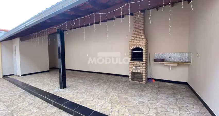 Casa com 3 quartos para alugar na Rua Emborcação, --, Granada, Uberlândia
