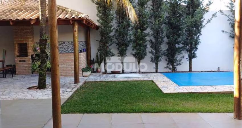 Excelente Casa com Fino Acabamento Santa Monica