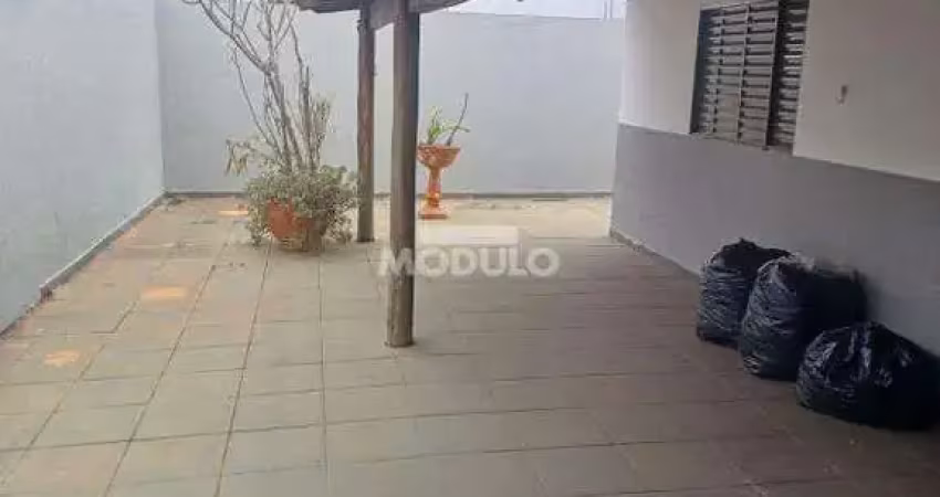 Casa com 3 quartos à venda na Rua Patrulheiro Osmar Tavares, --, Santa Mônica, Uberlândia