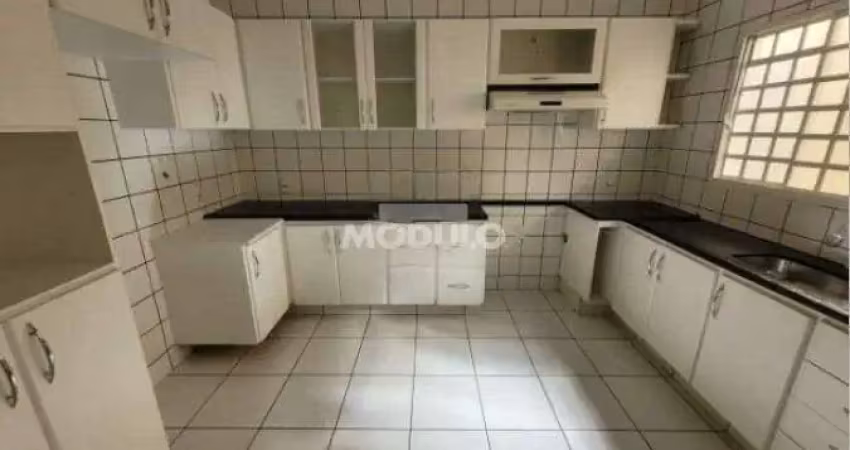 Casa residencial para locação no bairro jardim karaíba