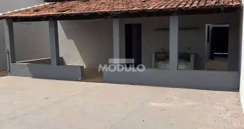 Casa com 3 quartos para alugar na Rua do Cinegrafista, --, Planalto, Uberlândia