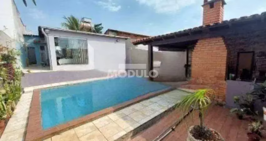 Casa com 3 quartos para alugar na Rua dos Trombones, --, Taiaman, Uberlândia