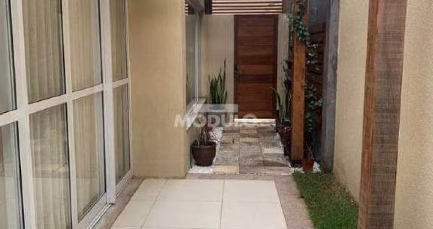 CASA DE CONDOMÍNIO à venda, 3 quartos, 3 suítes, 2 vagas, GRANJA MARILEUSA - Uberlândia/MG