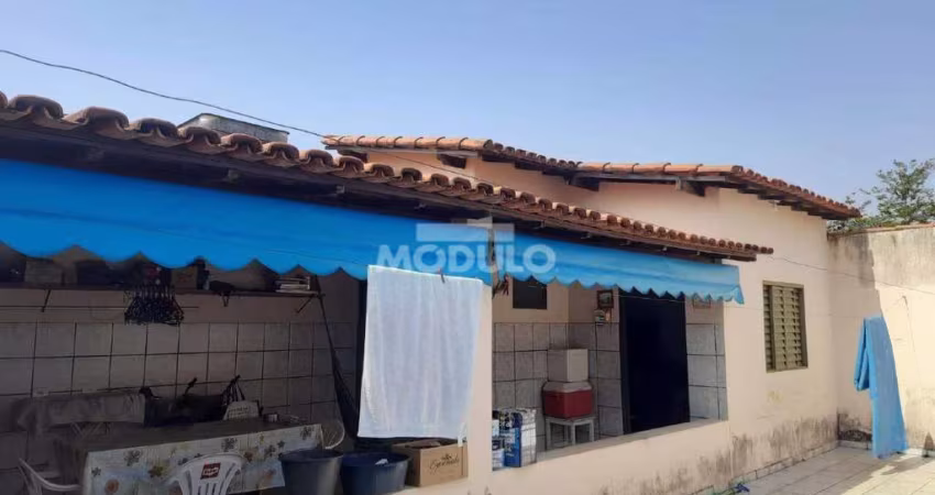 CASA RESIDENCIAL à venda, 3 quartos, 1 suíte, 3 vagas, Santa Mônica - Uberlândia/MG