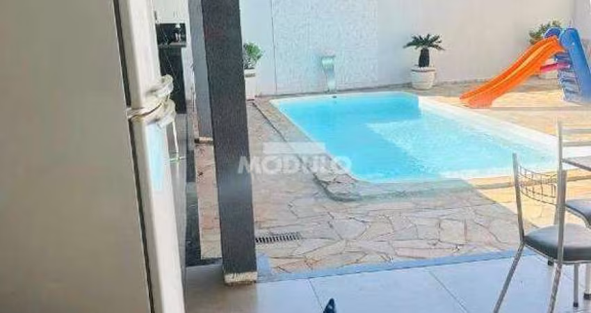 Excelente Casa com piscina no Alto Umuarama