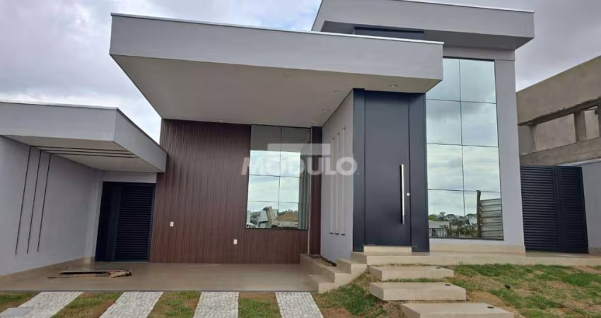 EXCELENTE CASA À VENDA NO CONDOMÍNIO TAMBORÉ, UBERLÂNDIA-MG