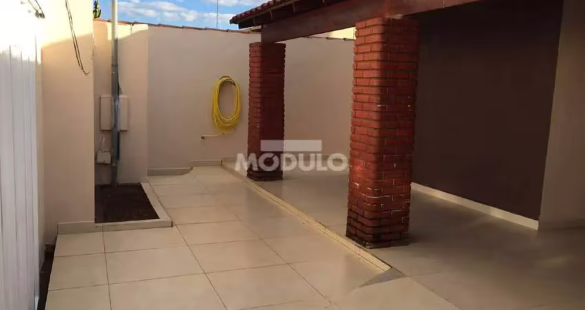 Casa com 3 quartos para alugar na Rua Rio Corumbá, --, Jardim Europa, Uberlândia