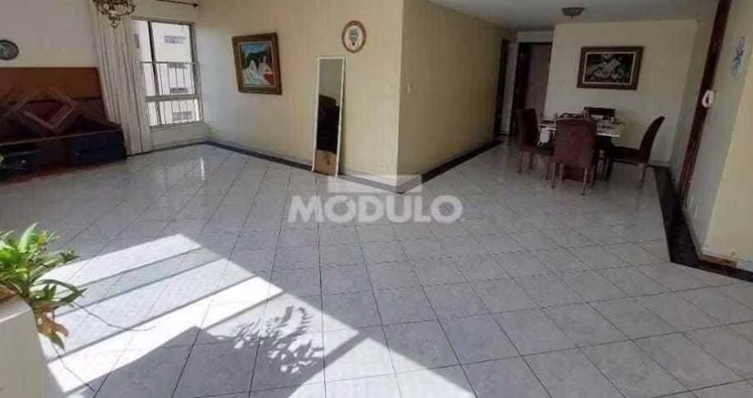 APARTAMENTO à venda, 4 quartos, 2 suítes, 1 vaga, CENTRO - Uberlândia/MG
