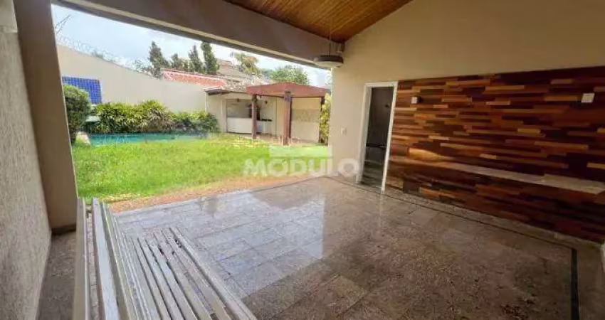 Casa residencial para locação bairro Jardim Karaiba com 3 quartos