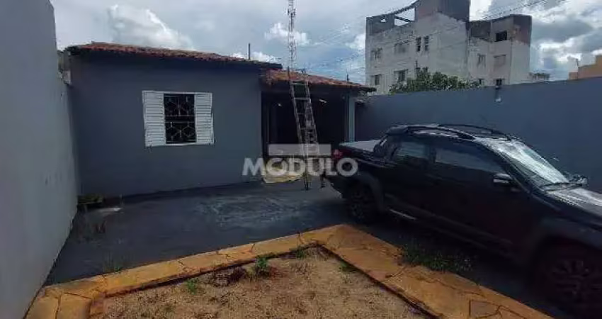 Casa residencial para locação, bairro Tibalina 3 quartos