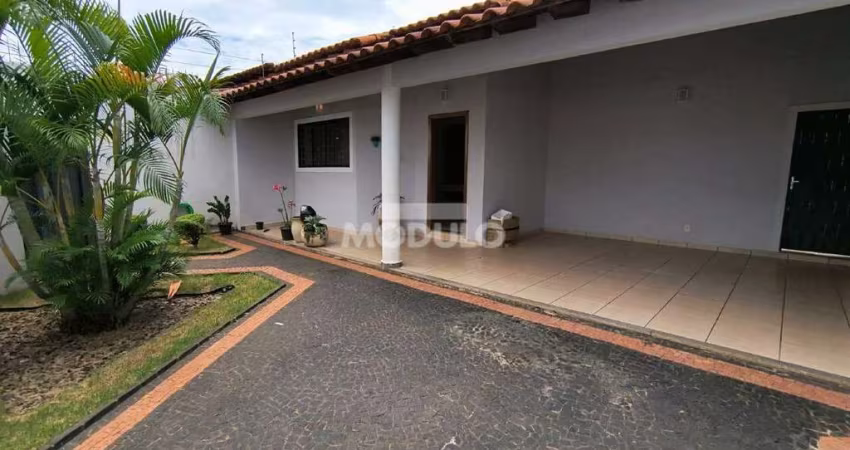 Casa residencial para locação bairro Segismundo Pereira com 3 quartos