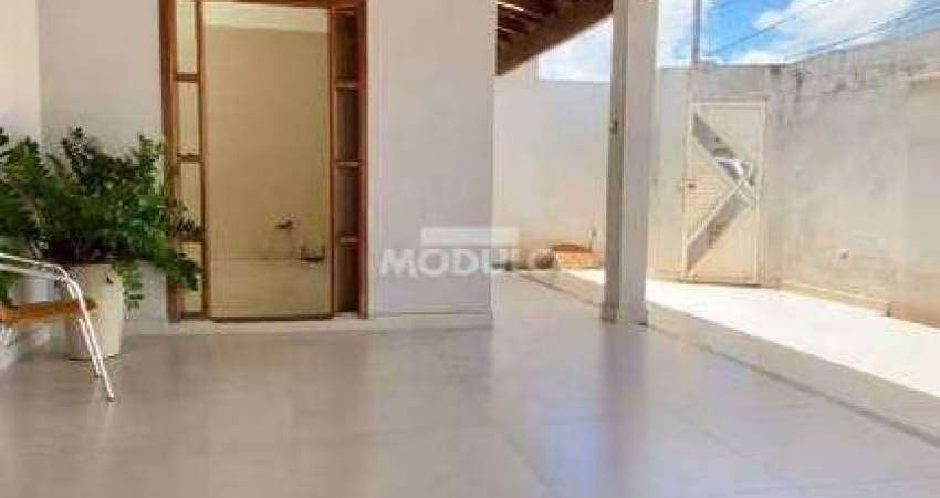 CASA RESIDENCIAL à venda, 4 quartos, 1 suíte, 2 vagas, JARDIM PATRICIA - Uberlândia/MG