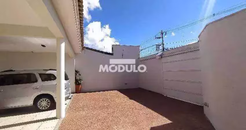 Casa 3 quartos 1 suíte, 4 vagas de garagem - vigilato pereira