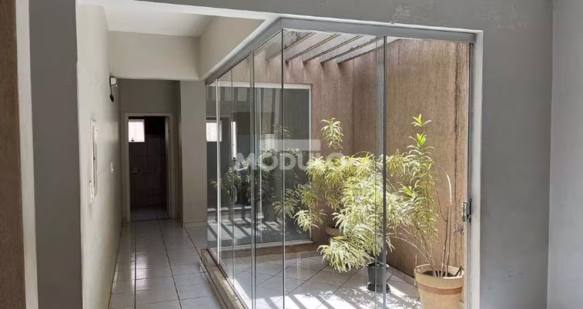CASA COMERCIAL / RESIDENCIAL à venda, 2 vagas, Chácaras Tubalina e Quartel - Uberlândia/MG