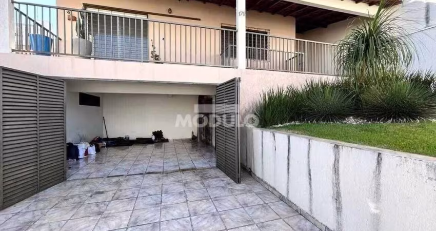 CASA RESIDENCIAL à venda, 3 quartos, 1 suíte, 4 vagas, Santa Mônica - Uberlândia/MG