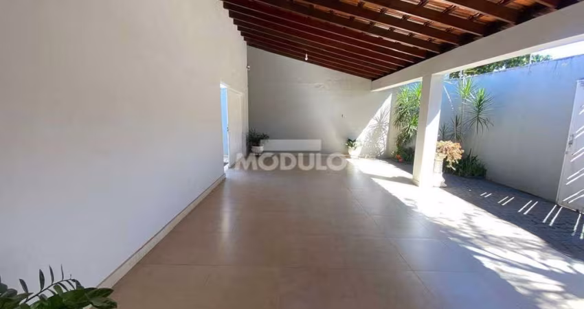 Casa residencial para locação Bairro Santa Mônica com 3 quartos