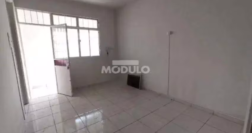 Casa com 3 quartos para alugar na Rua Coronel Antônio Alves Pereira, --, Centro, Uberlândia