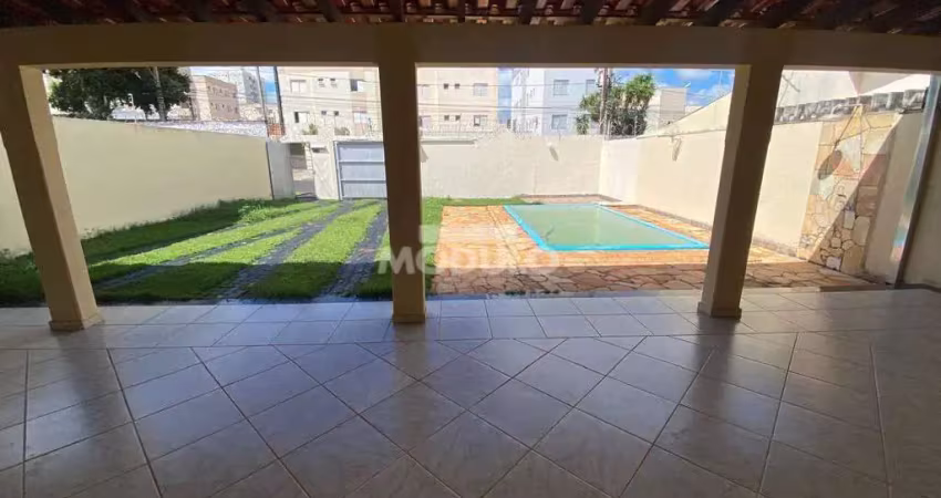 Casa residencial para locação, bairro Santa Mônica com 3 quartos