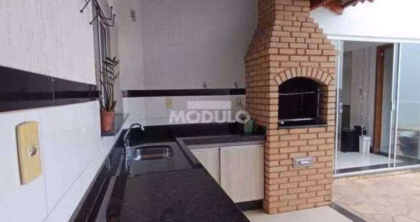 Casa em Condomínio Fechado - Jardim Imperial
