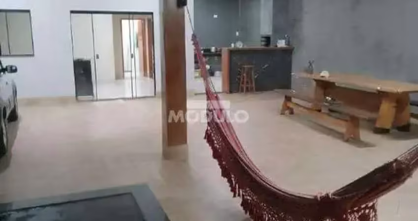 Casa JARDIM IPANEMA com 2 quartos, suite, quintal amplo