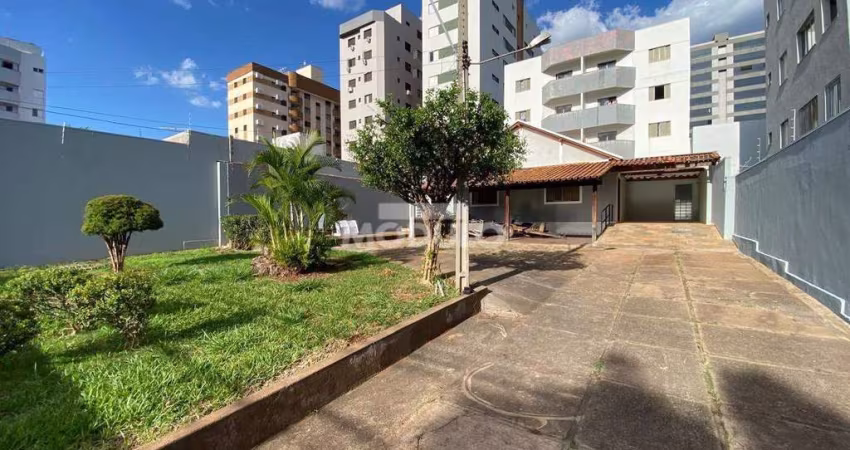 Casa residencial para locação, bairro Saraiva com 3 quartos