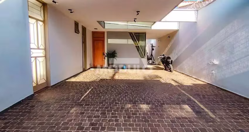 Casa com 3 quartos para alugar na Rua Tapajós, --, Saraiva, Uberlândia
