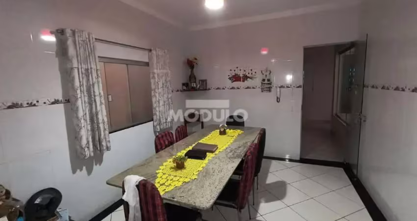 Casa com 5 quartos para alugar na Rua das Violetas, --, Cidade Jardim, Uberlândia