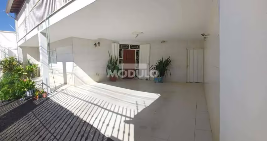 Casa espaçosa com área gourmet e localização privilegiada no bairro martins próximo a miramontes