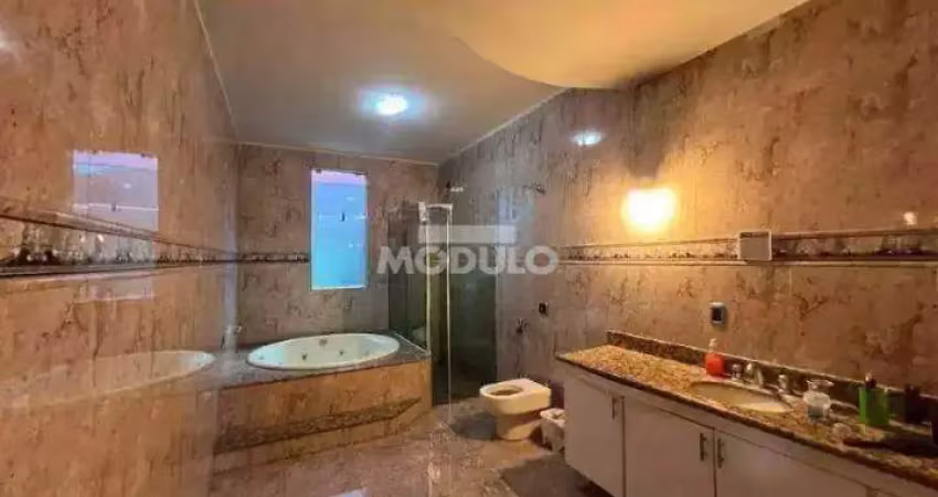 Apartamento com 3 quartos para alugar na Avenida Cesário Crosara, --, Presidente Roosevelt, Uberlândia