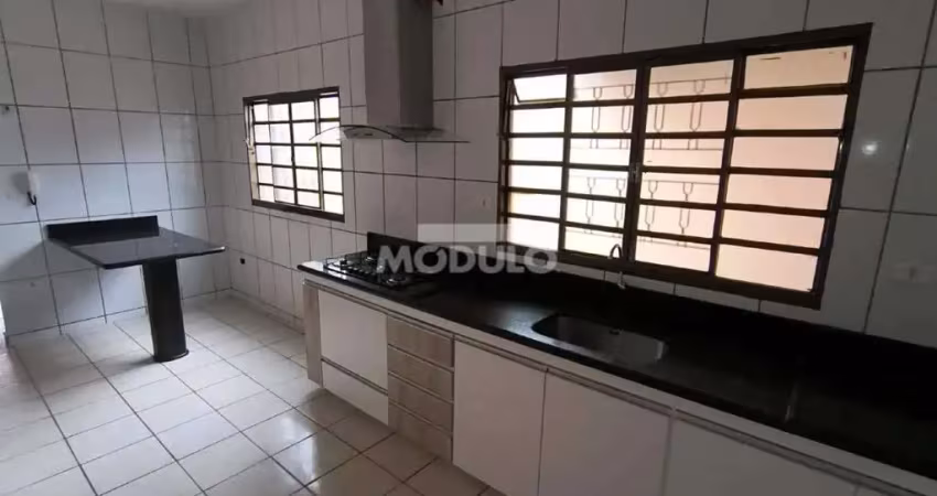 Casa com 3 quartos para alugar na Rua Antônio Azenha Mathias, --, Nova Uberlândia, Uberlândia