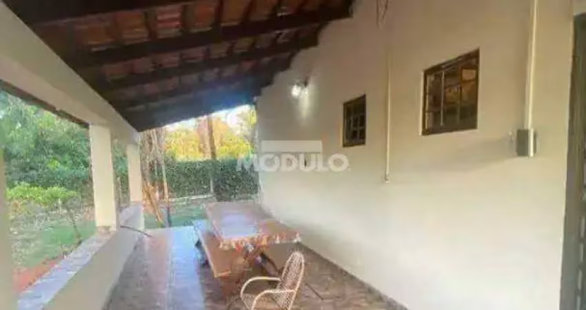 Chácara / sítio com 3 quartos para alugar na Avenida Mangalarga, --, Jockey Camping, Uberlândia