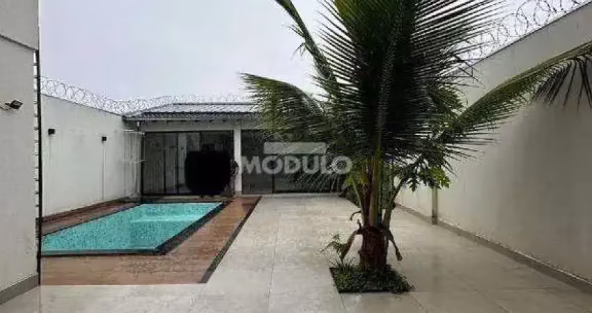 Casa com 3 quartos para alugar na Rua Rio de Janeiro, --, Brasil, Uberlândia
