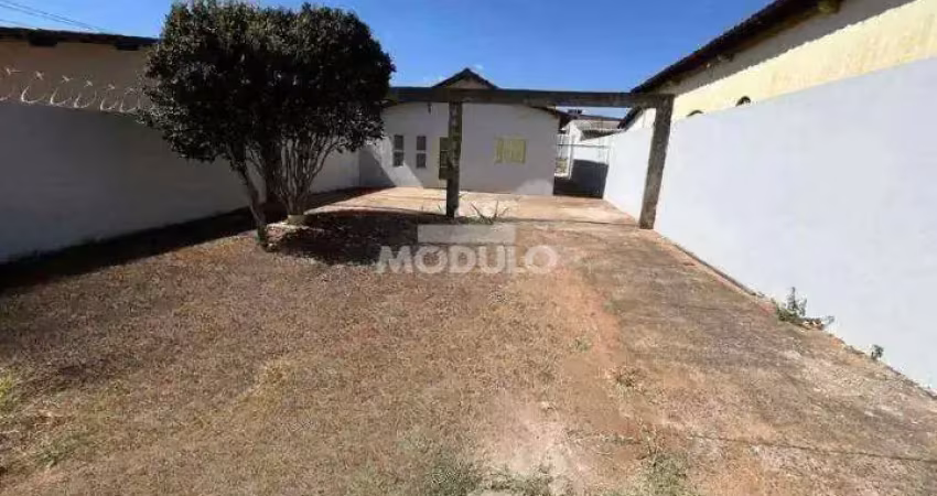 Casa com 3 quartos para alugar na Alameda Maria Benedita Machado, --, Granada, Uberlândia