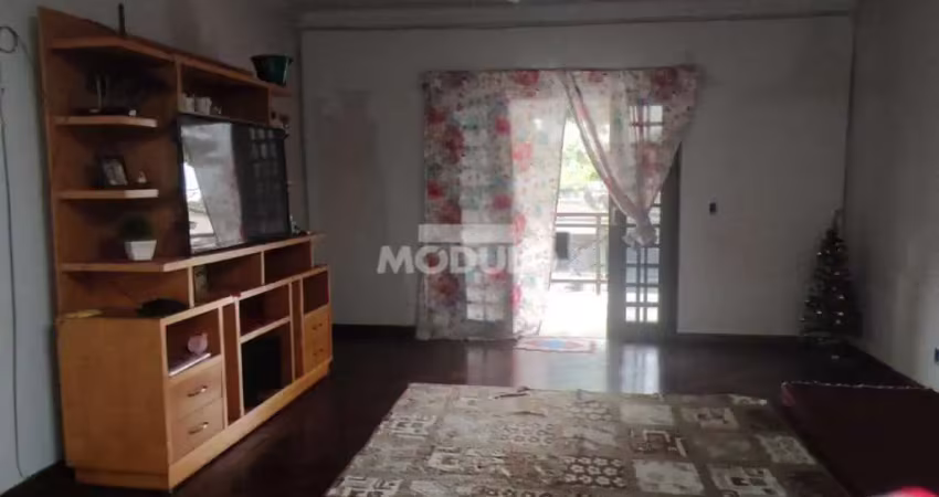 Sobrado à venda, 6 quartos, 2 suítes, presidente roosevelt - uberlândia/mg
