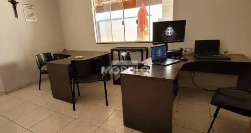 Casa residencial à venda, 3 quartos, 2 suítes, 5 vagas, santa mônica - uberlândia/mg