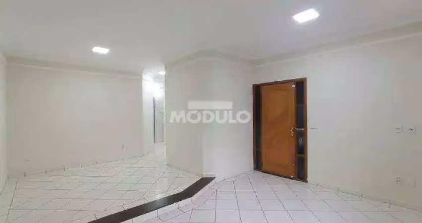 Casa comercial para locação no bairro santa luzia com 3 quartos